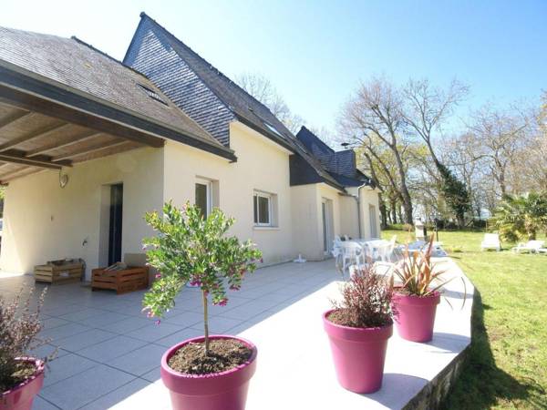 Beautiful holiday home with large garden in Brittany 1 km from the beach