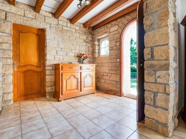 Quaint Holiday Home in Logonna-Daoulas near Sea