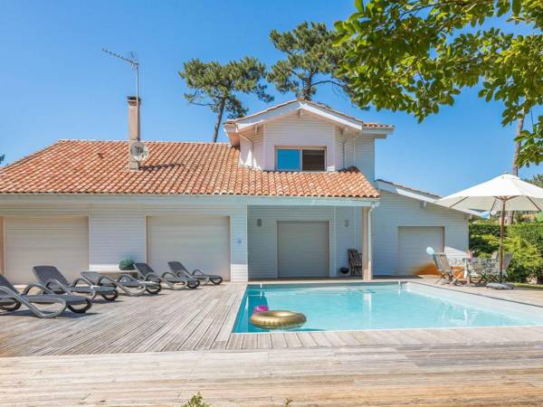 Luxury villa with a private pool located 400m from the beach