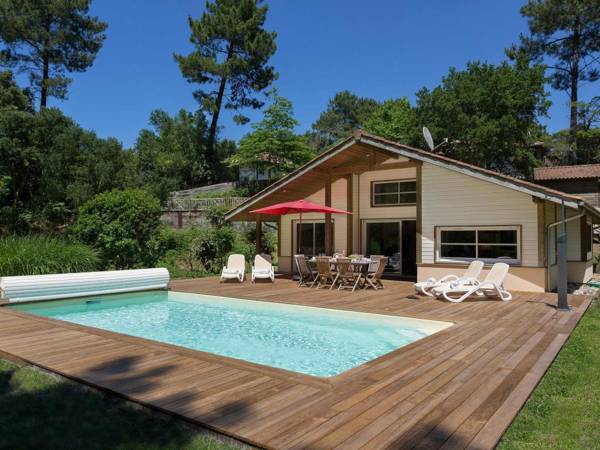 Luxury villa with a large garden near the Etang de Laprade