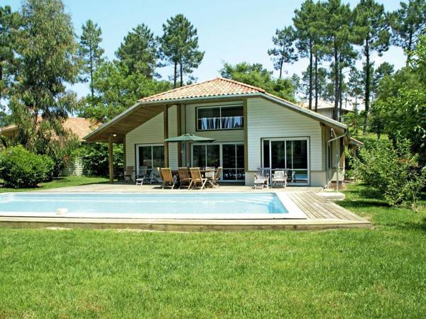 Nice villa with a private swimming pool 900m from the beach
