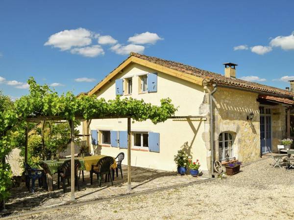 Quaint Cottage in Saint-Eutrope-de-Born with Swimming Pool