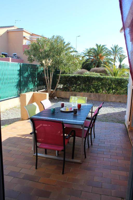 Proche Plage et commerces pour ce T2 en RDC avec jardin privatif-4NMA7