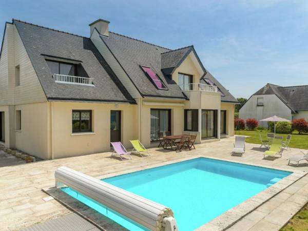 Spacious Villa in Concarneau with Swimming Pool