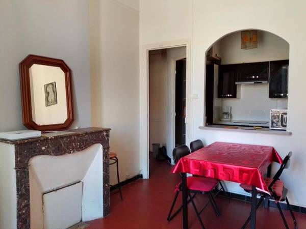 Typical Toulon apartment 50M beaches