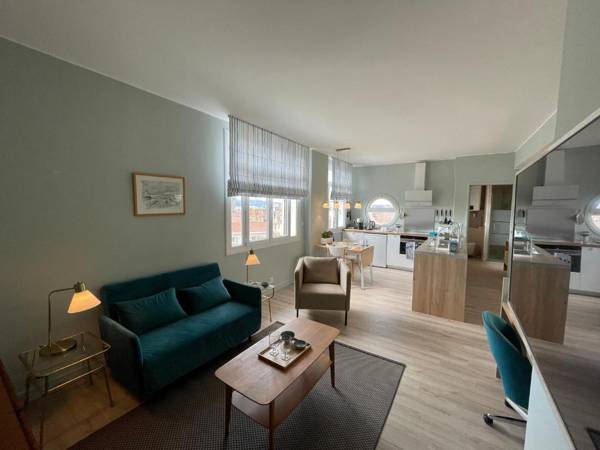 Vue sur rade appartement élégant vaste climatisé étage élevé ascenseur proche parking et toutes commodités au cœur du Toulon historique