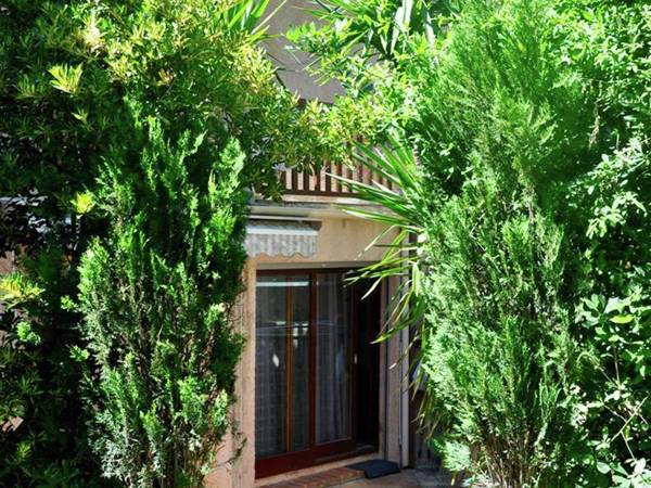 Classy Holiday Home with Swimming Pool Garden Tennis Court