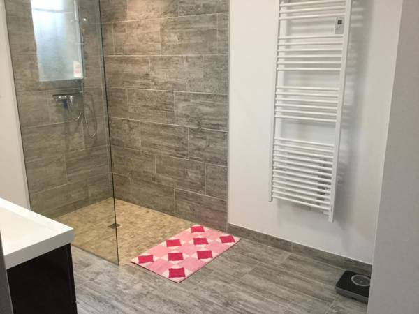 Jolie maison familiale climatisée avec piscine chauffée vue sur le Luberon située aux Taillades 6 personnes LS2-317 BUREU