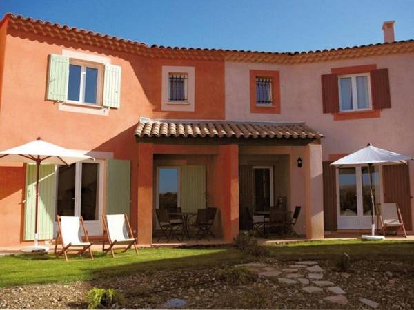 Semi-detached villa with dishwasher close to the village