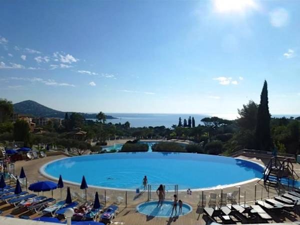 Garden level with sea view for 6 people