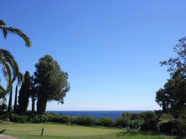 Garden level with sea view for 6 people