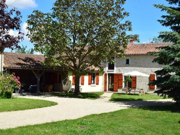 18th century farmhouse with spacious covered terrace nearby Poitiers and Chinon