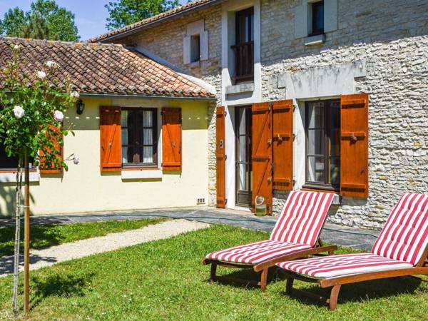 18th century farmhouse with spacious covered terrace nearby Poitiers and Chinon