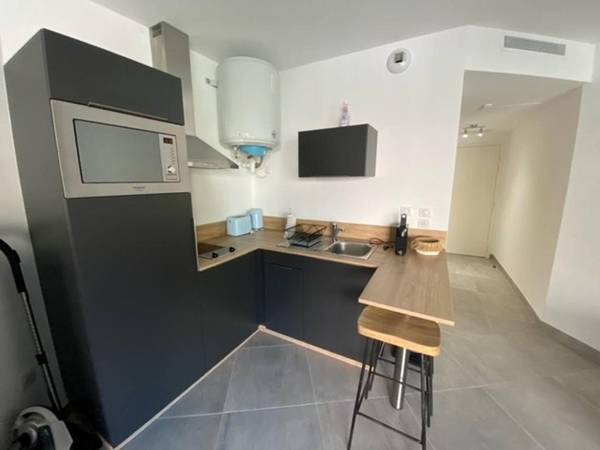 Air conditioned studio flat in downtown Sainte- Maxime for 2 people parking
