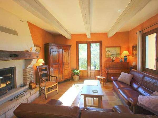 Detached holiday home with private pool walking distance from the village of Roussillon