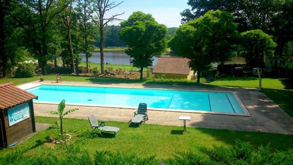 Bungalow de 2 chambres avec vue sur le lac piscine partagee et jardin clos a Rochechouart
