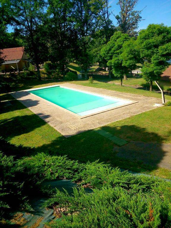 Bungalow de 2 chambres avec vue sur le lac piscine partagee et jardin clos a Rochechouart