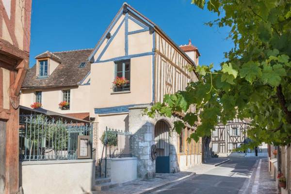 Hôtel Aux Vieux Remparts The Originals Relais