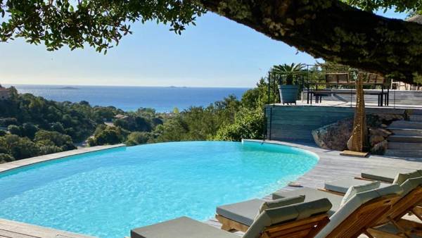 Superbe villa avec piscine chauffée et vue mer à Palombaggia
