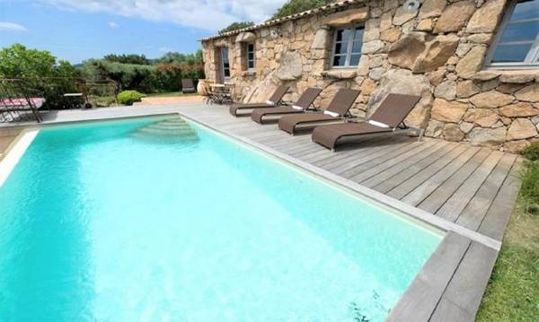 Bergerie de luxe avec piscine chauffée vue sur la baie de Santa Giulia