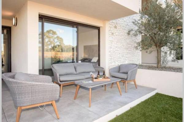 Solaneos propose magnifique T4 neuf sur le port avec Piscine CHAUFFEE