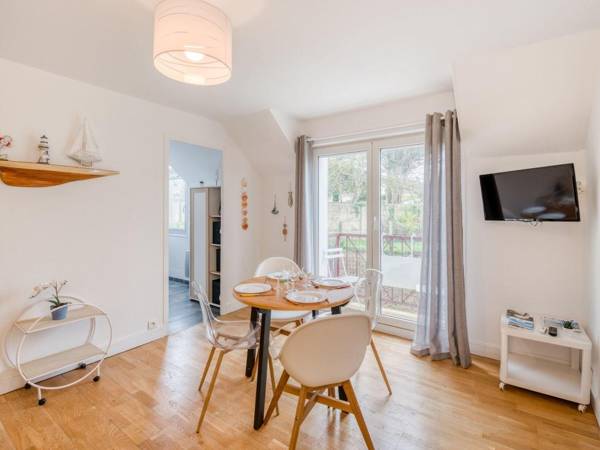 Quaint Apartment in Port-en-Bessin-Huppain with Balcony