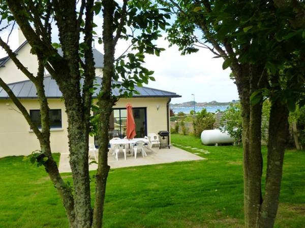 Maison de 3 chambres avec vue sur la mer jardin clos et wifi a Plougasnou a 1 km de la plage