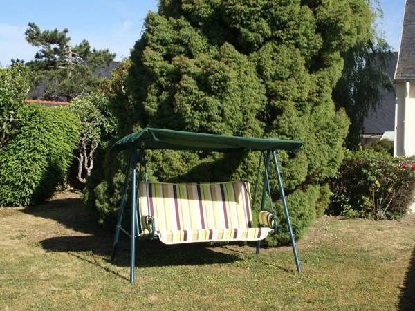 Classic Holiday Home in Saint Nic-Pentrez with Fenced Garden