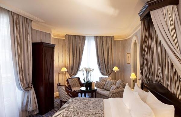 Le Dokhan's Paris Arc de Triomphe a Tribute Portfolio Hotel