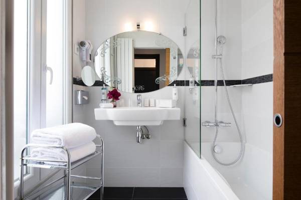 Hotel Plaza Elysées