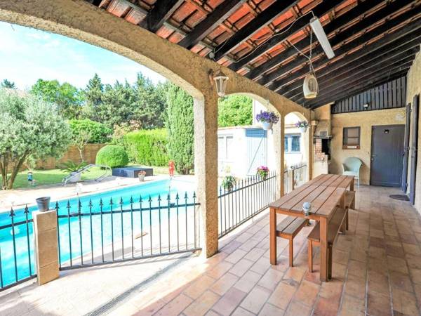 Appealing Holiday Home in Orange with Private Pool