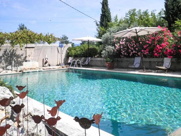 Maison de 2 chambres avec piscine partagee jardin amenage et wifi a Oppede