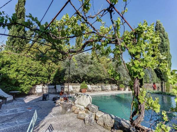 Rustic Cottage in Oppede with Shared Pool