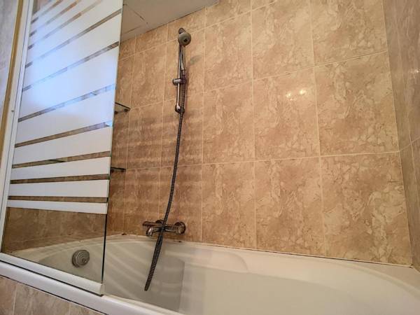 Nestor&Jeeves - L'OLYMPIC - Central - Very close sea