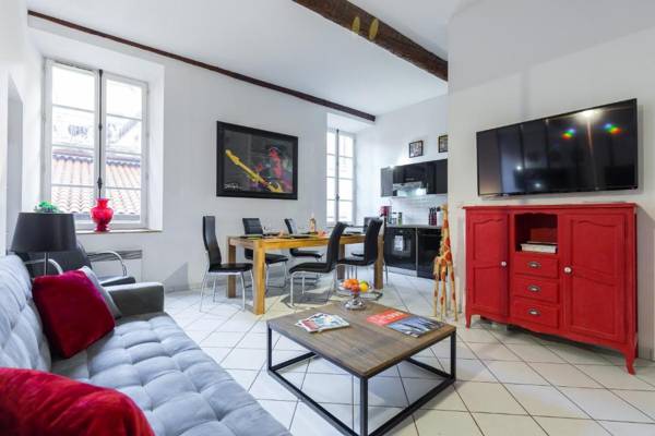 STE REPARATE F4 MODERNE DESIGN Place Rossetti heart old town