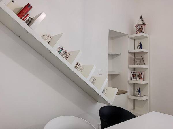 Nestor&Jeeves - HOUSE OF CARDS - Central - Very close sea