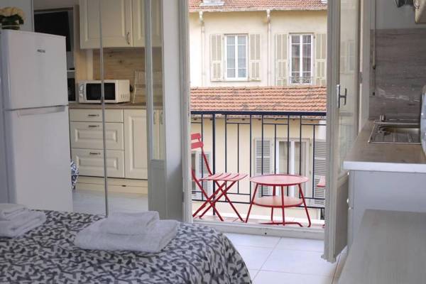 Dream - a studio flat with balcony at 300m from the beach