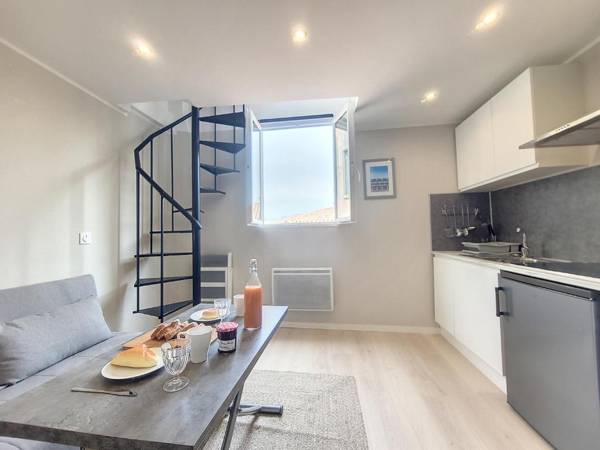 Nestor&Jeeves - ORIGAMI DUPLEX - Old Town - Close sea