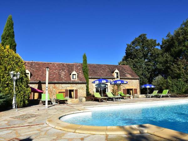 Beautiful Holiday Home with Heated Pool in Cazals France