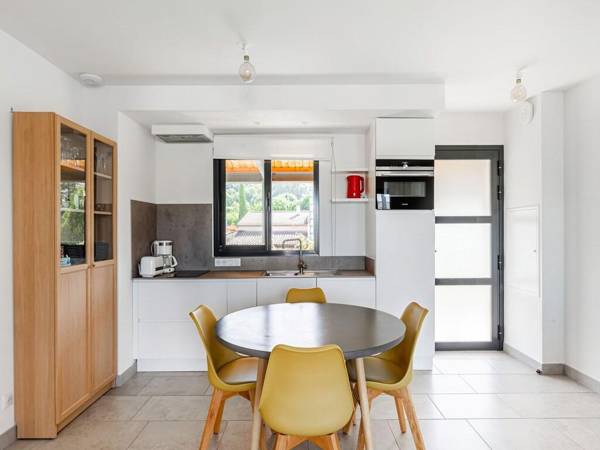 Attractive Holiday Home in Malaucène with Terrace