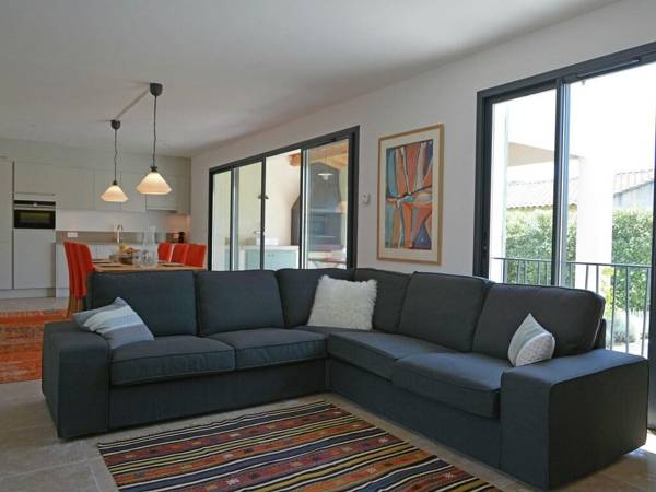 Wonderful Villa in Malaucene with Swimming Pool