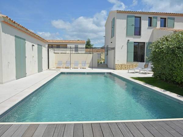 Wonderful Villa in Malaucene with Swimming Pool