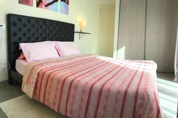 Charmante location vacances climatisée avec piscine proche de L'Isle sur la Sorgue 8 prs 4 chambres avec salles d'eau contigües LS2-331 RIBIERO