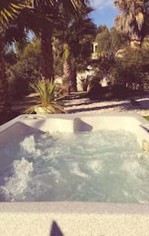 Appartement de 2 chambres avec vue sur la mer jacuzzi et jardin clos a La Cadiere d'Azur a 5 km de la plage