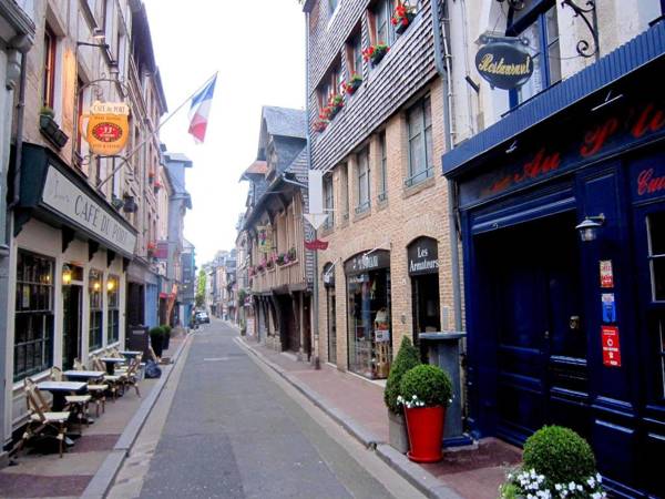 Cosy Apartment in Honfleur with a Private Garden