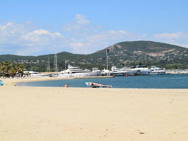 Modern holiday home on the water in Port-Grimaud within walking distance of the beach