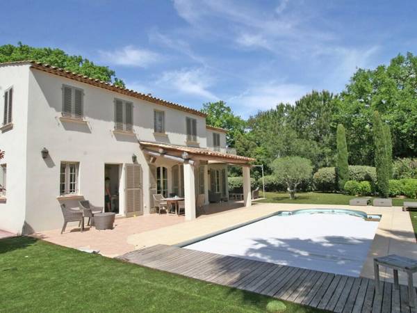 Plush Villa in Saint Tropez with Artistic Interiors Pool