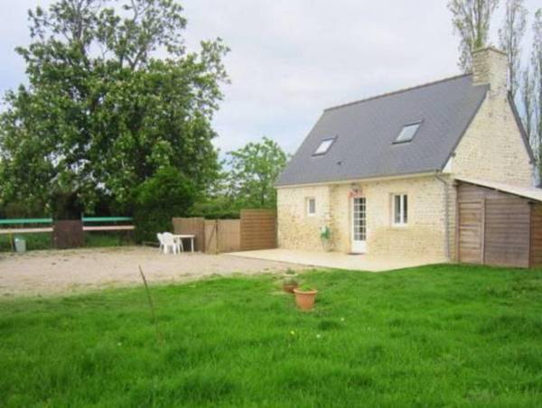 Cozy Cottage in Fresville with Garden