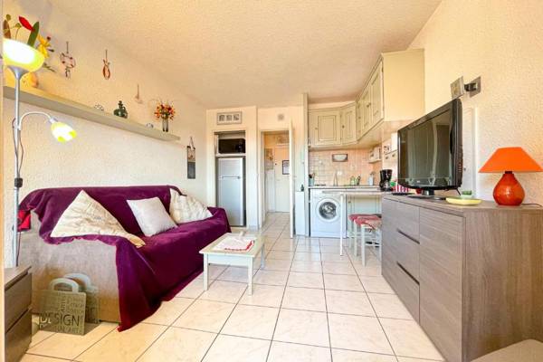 Bright apt with SWIMMING POOL and BALCONY