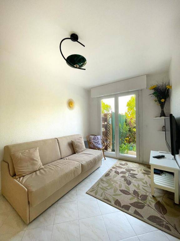 SUPERB apartment with GARDEN near the sea